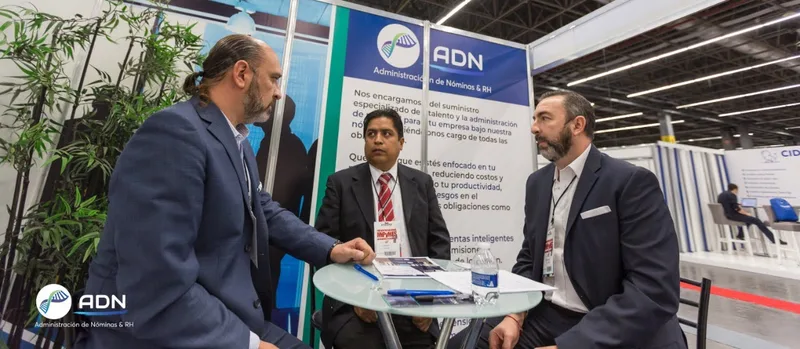 Ejecutivos de ADN Services en reunión con cliente