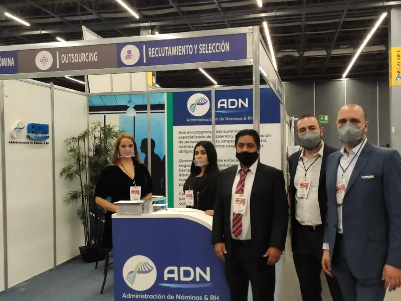 Equipo ADN Services en stand de expo nómina y RH