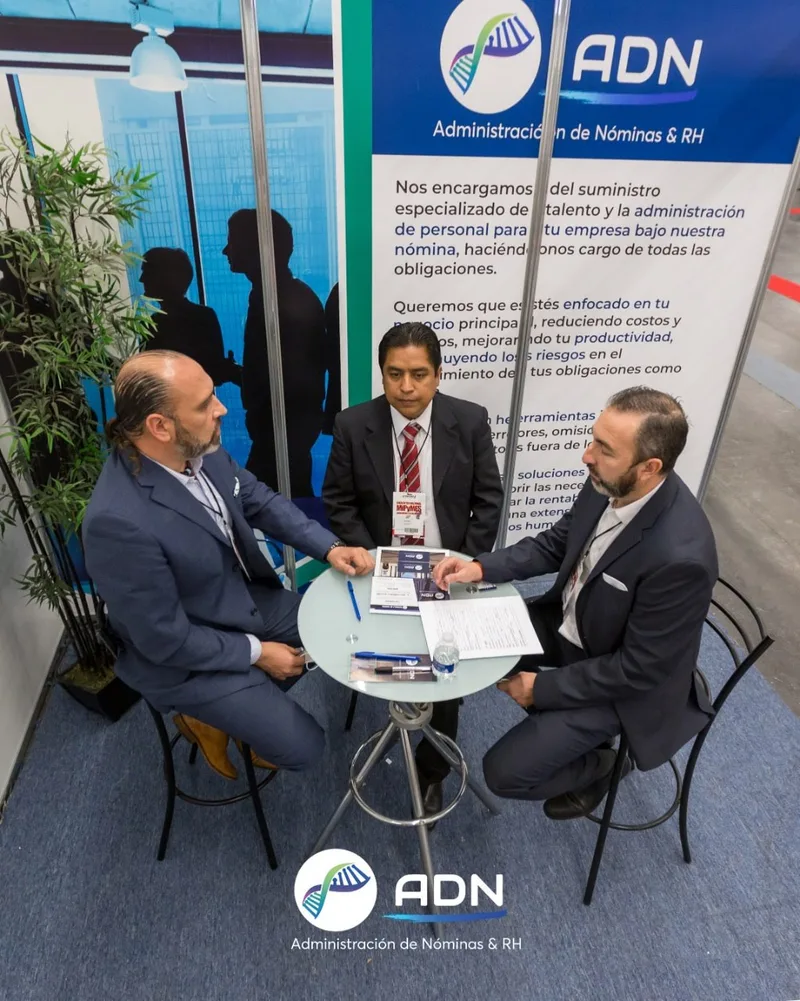 Ejecutivos ADN Services en consultoría con cliente, expo RH
