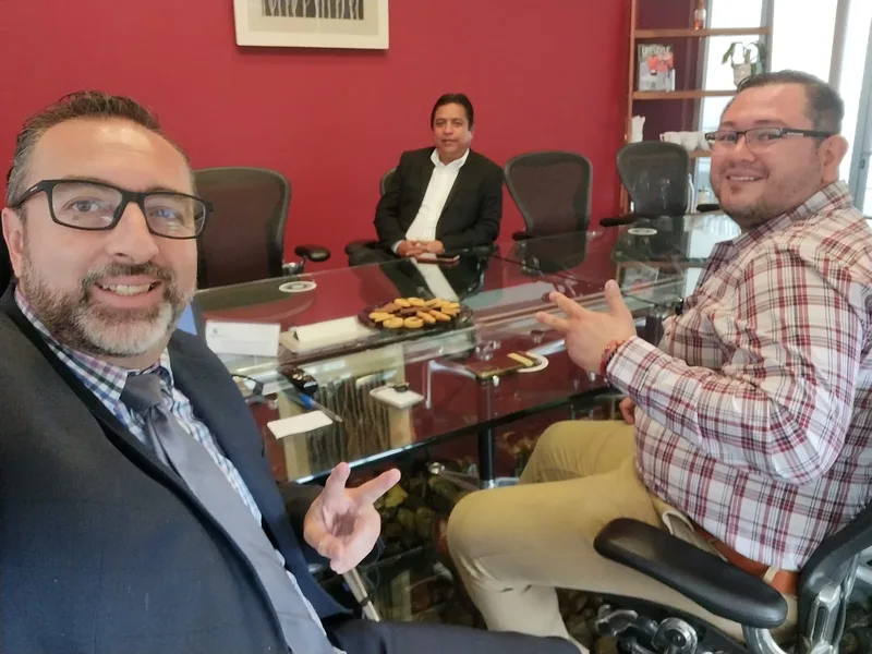Reunión de negocio ADN Services con cliente en sala de juntas